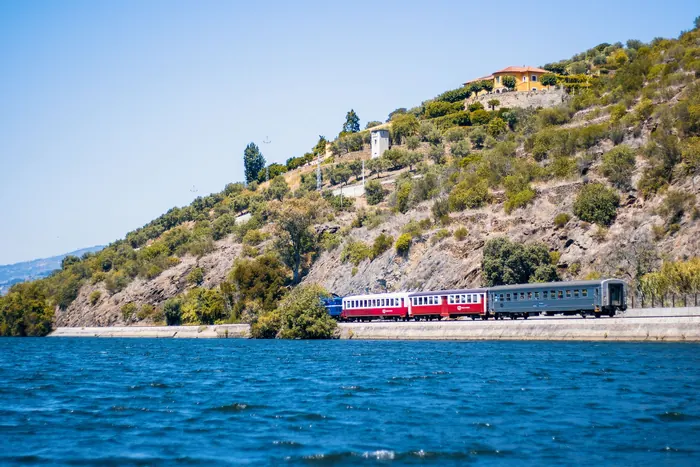 Der historische Zug am Ufer des Douro