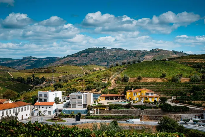 Ein Dorf zwischen Weinbergen in der Douro-Region