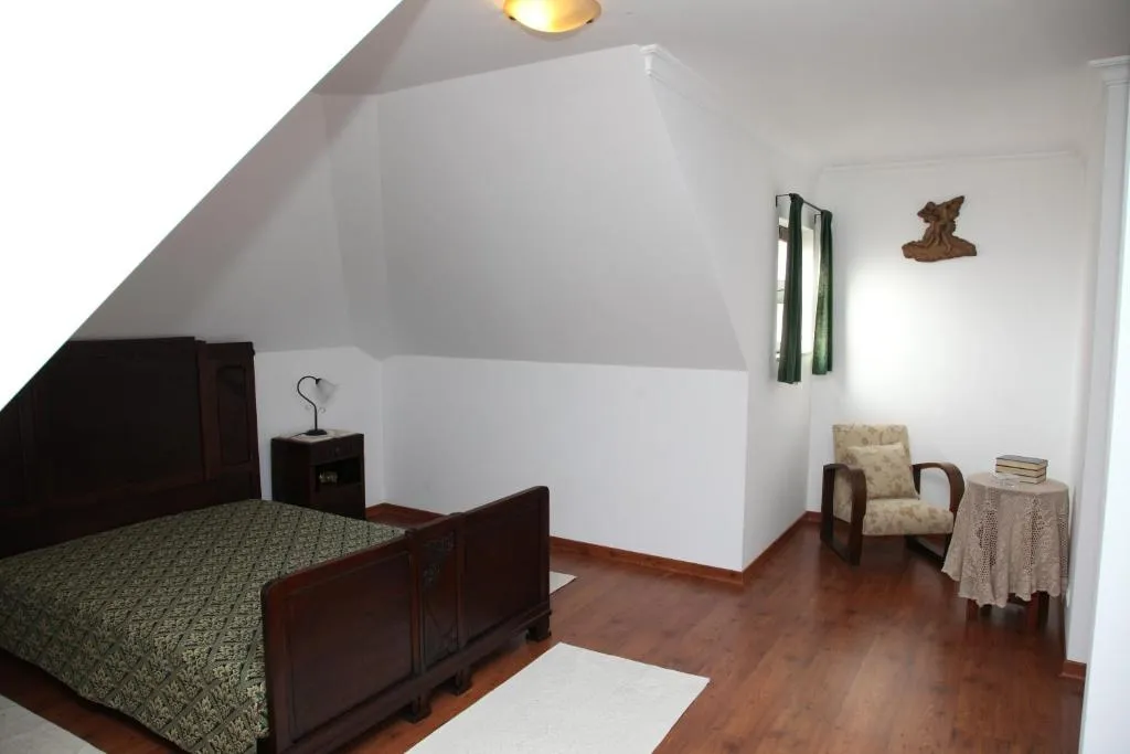 Quarto Duplo Deluxe com Cama Extra – Casa Cardoso