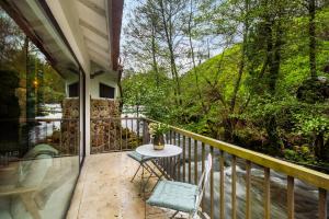 WHome Riverfront Retreat with Exclusive Waterfall Views – foto 6
