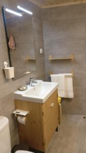 Casinhas de S. Francisco T1 Amêndoa by LovelyStay – Foto 5