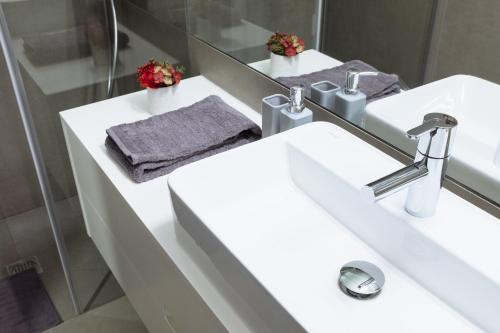 HOMEinTOWN Camões - Modern and Quiet Central Studio - AC & Fast WiFi Near Trindade Metro Station – Foto 3