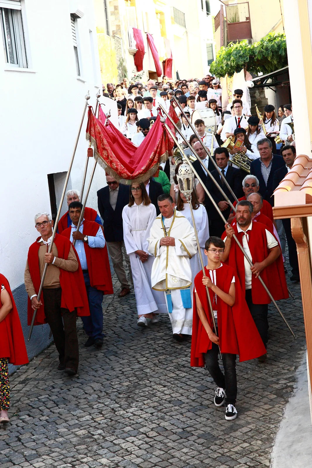 Procissão anual pelas ruas de Ervedosa do Douro, com pálio e habitantes