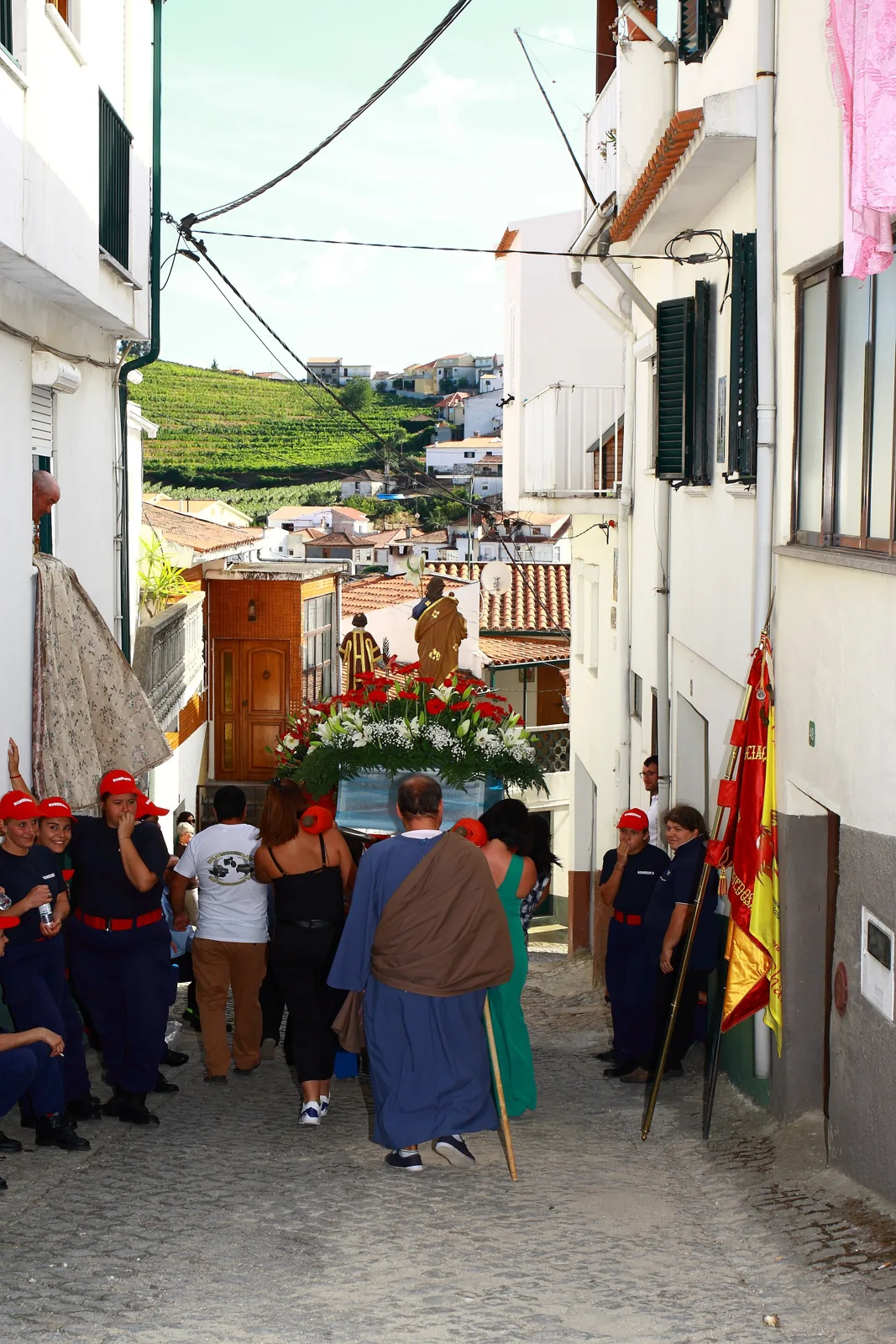 Andor da procissão numa rua estreita de Ervedosa do Douro