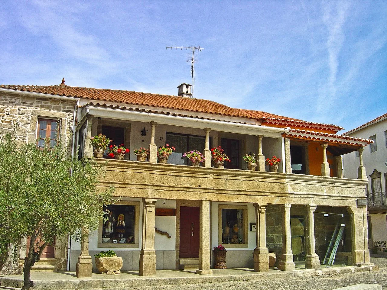 Casa tradicional de pedra com varandas e flores em Sendim, Miranda do Douro