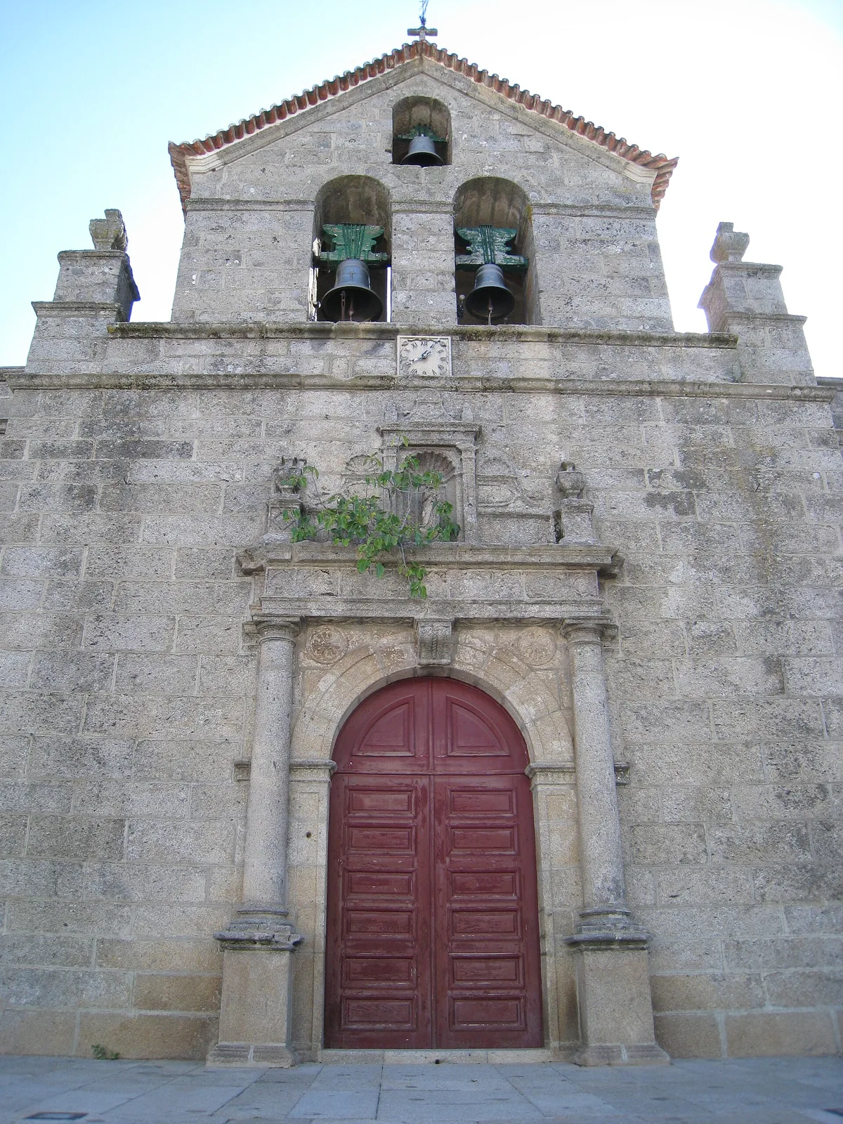 Fachada e torre sineira da igreja paroquial de Sendim