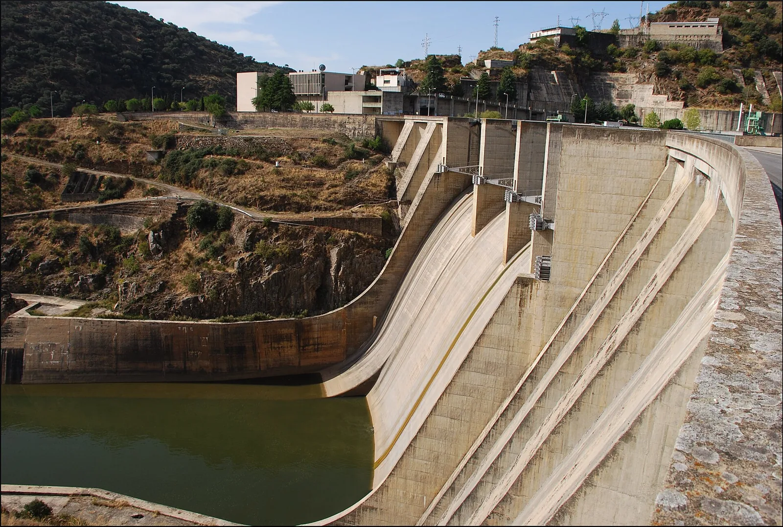 Face de jusante da barragem de Miranda do Douro, na fronteira com Espanha