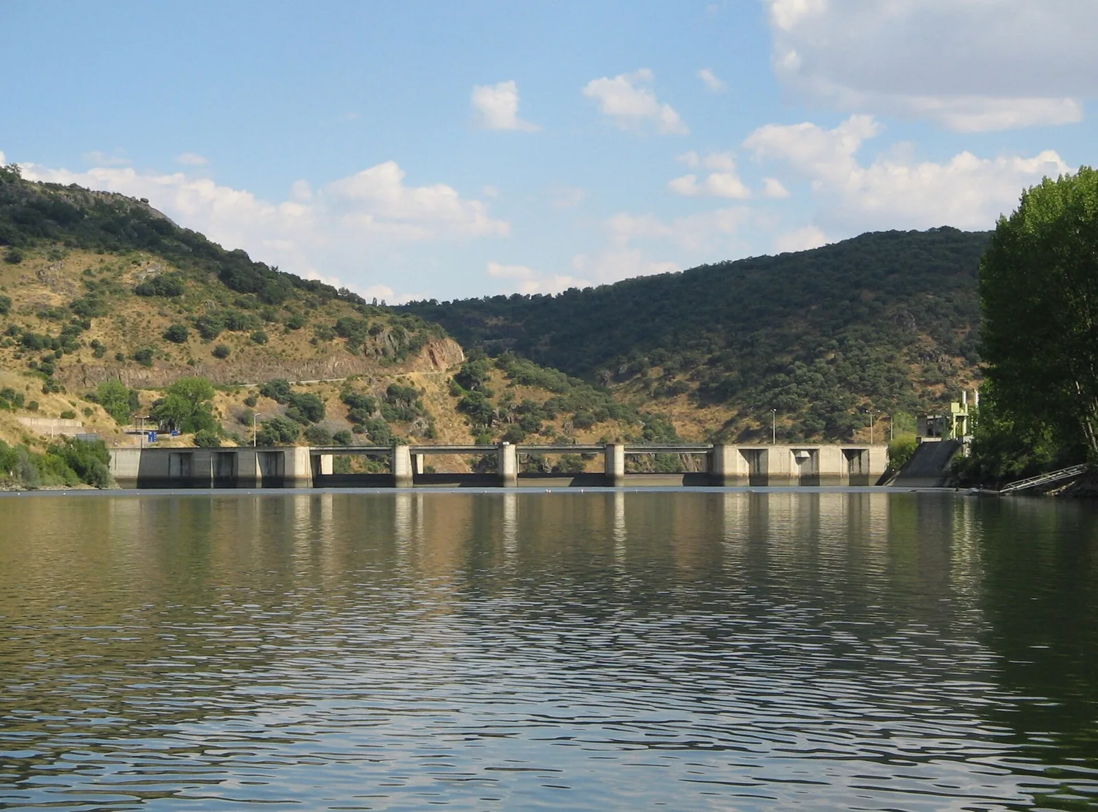 Barragem de Miranda do Douro vista da albufeira, fronteira entre Portugal e Espanha