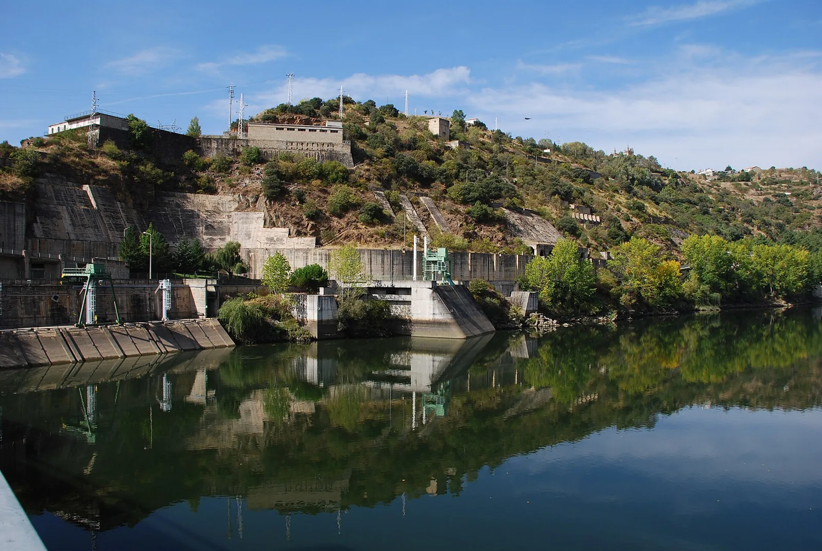 Barragem e central de Miranda do Douro refletidas nas águas do Douro
