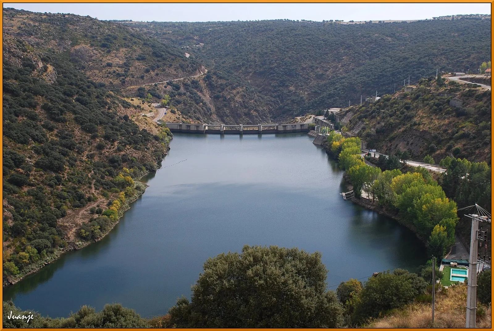 Albufeira do Douro a montante da barragem de Miranda, entre encostas arborizadas