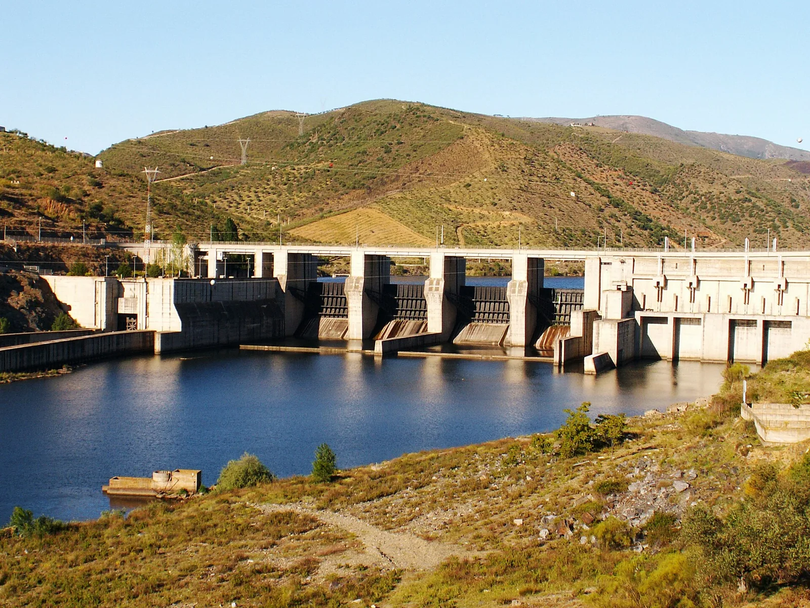 Comportas e corpo da barragem do Pocinho, no rio Douro