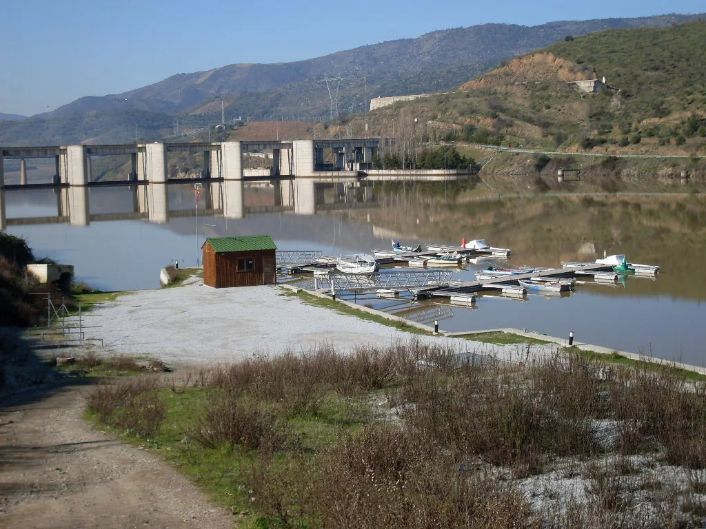 Barragem do Pocinho e pontão de embarcações junto à albufeira