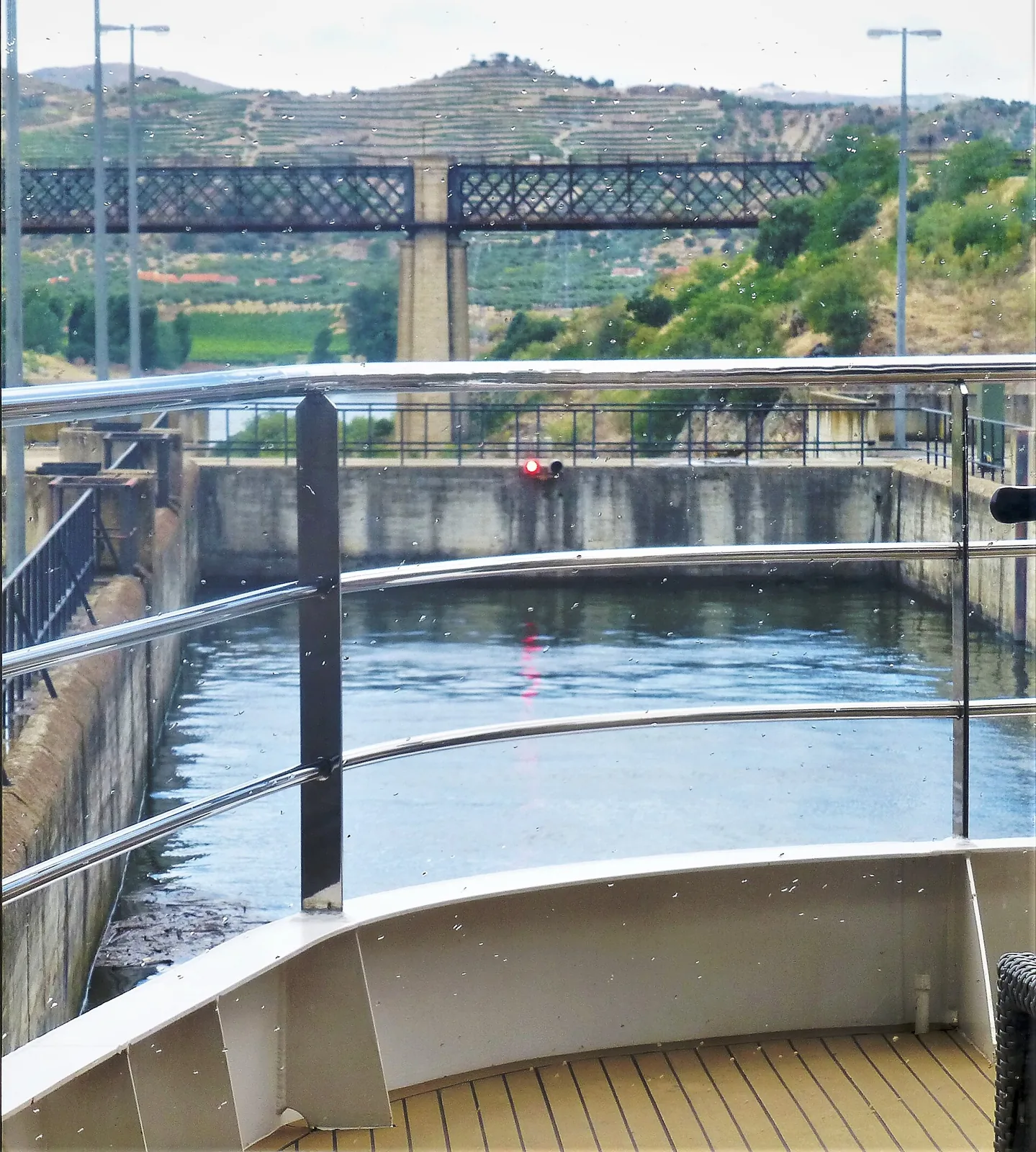 Câmara da eclusa do Pocinho vista de um barco de cruzeiro