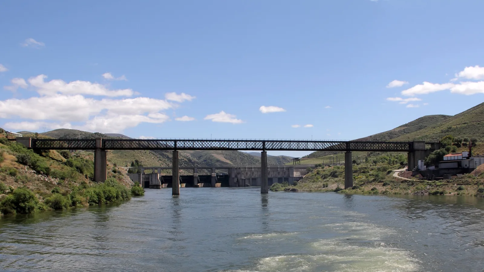 Ponte, central e eclusa do Pocinho vistas de jusante no Douro