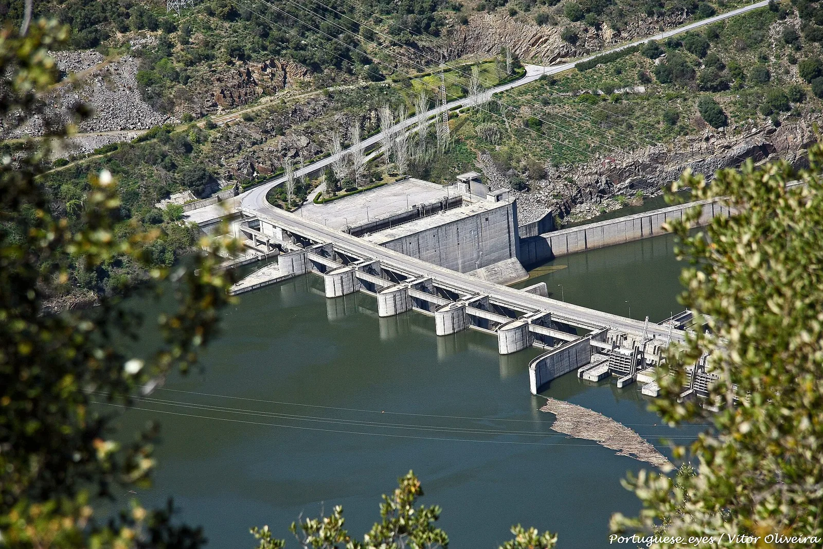Barragem da Valeira vista de cima, com o Douro a jusante