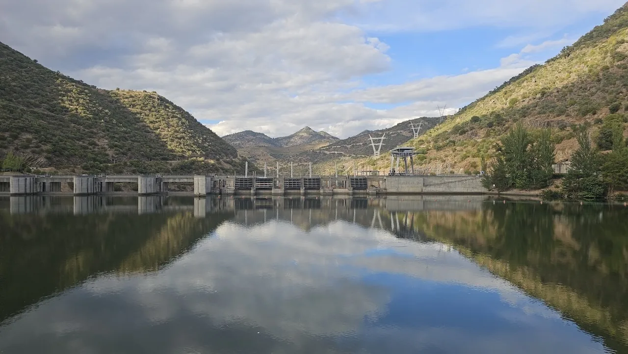 Barragem da Valeira refletida nas águas calmas do Douro