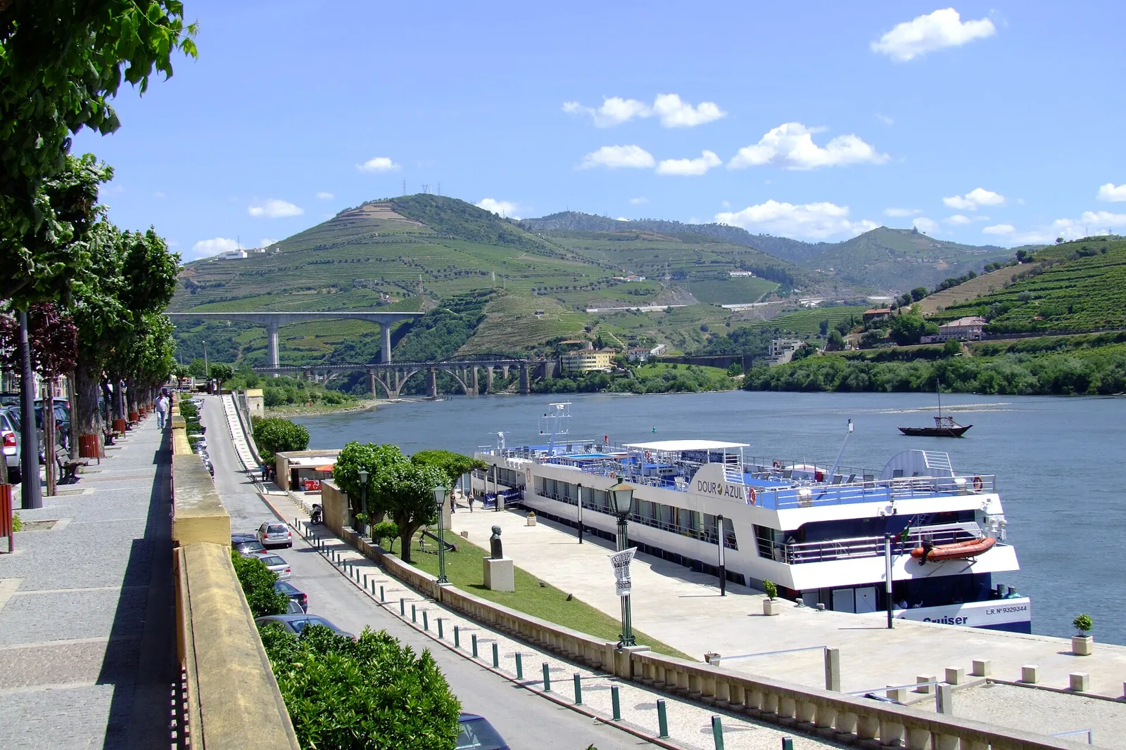 Cais da Régua com barcos turísticos atracados e o passeio ribeirinho