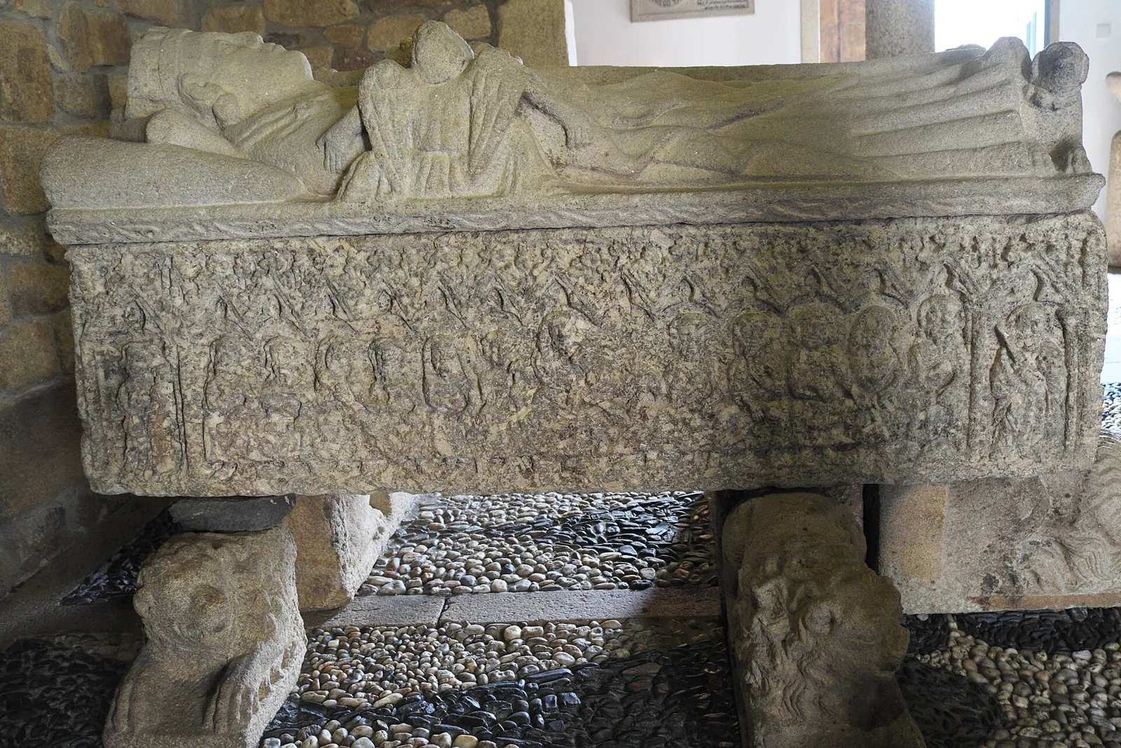Gothic tomb in the Chapel of São Pedro de Balsemão