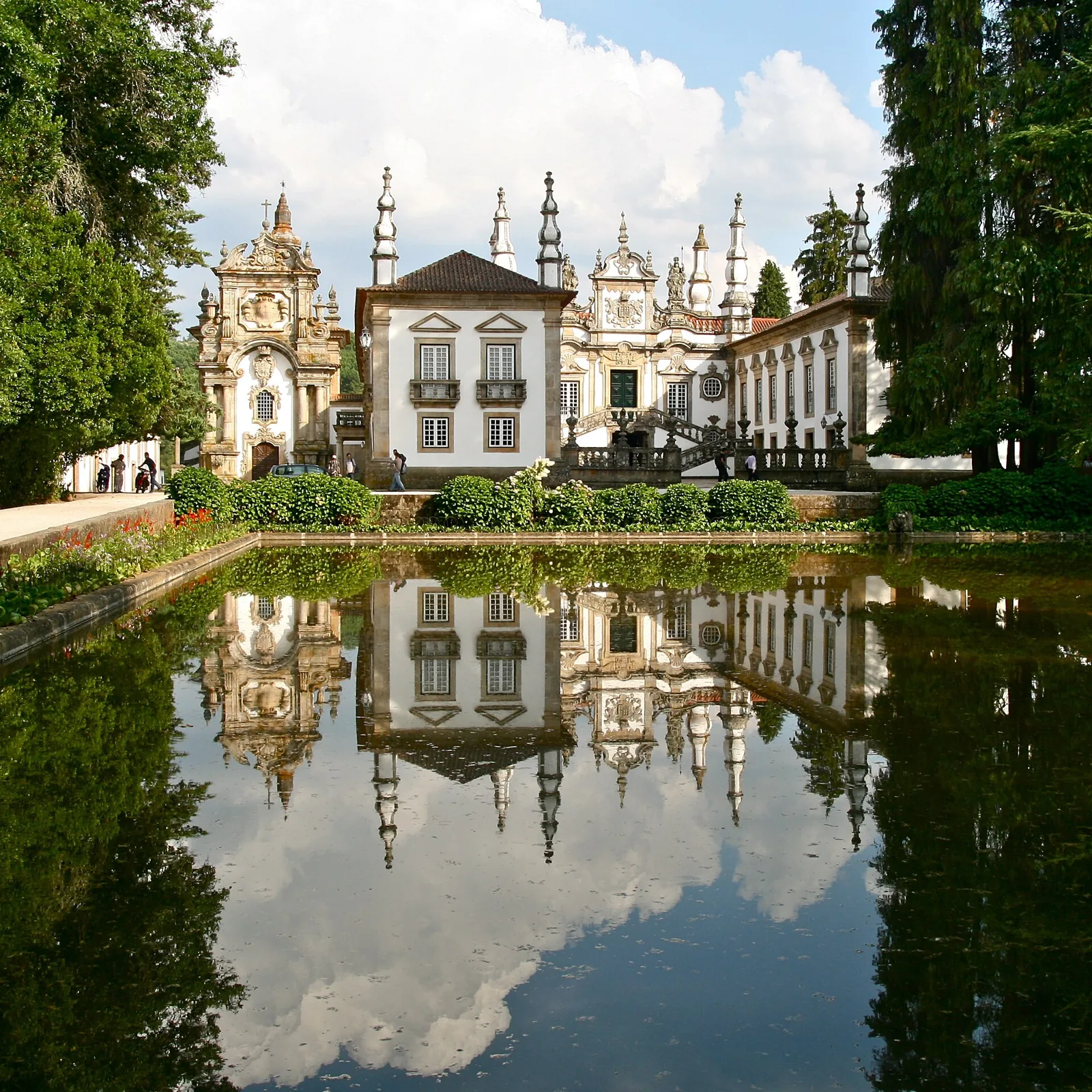 Casa de Mateus refletida no lago em frente ao palácio