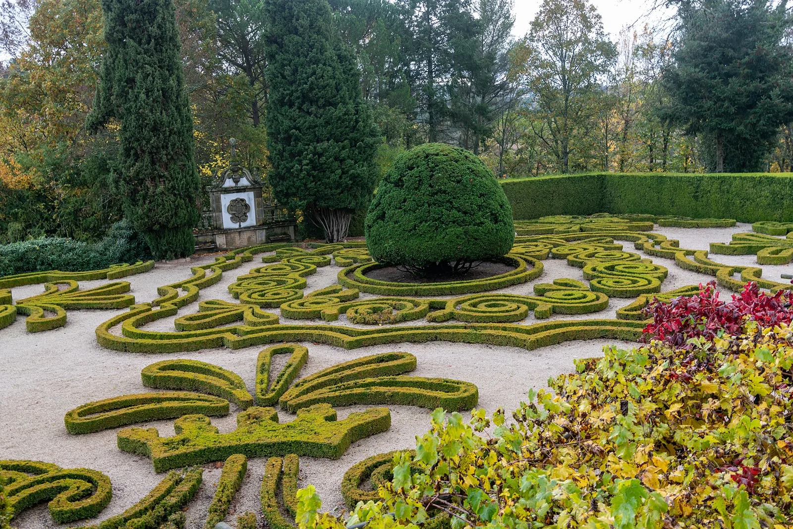 Jardim de buxo da Casa de Mateus, com canteiros geométricos