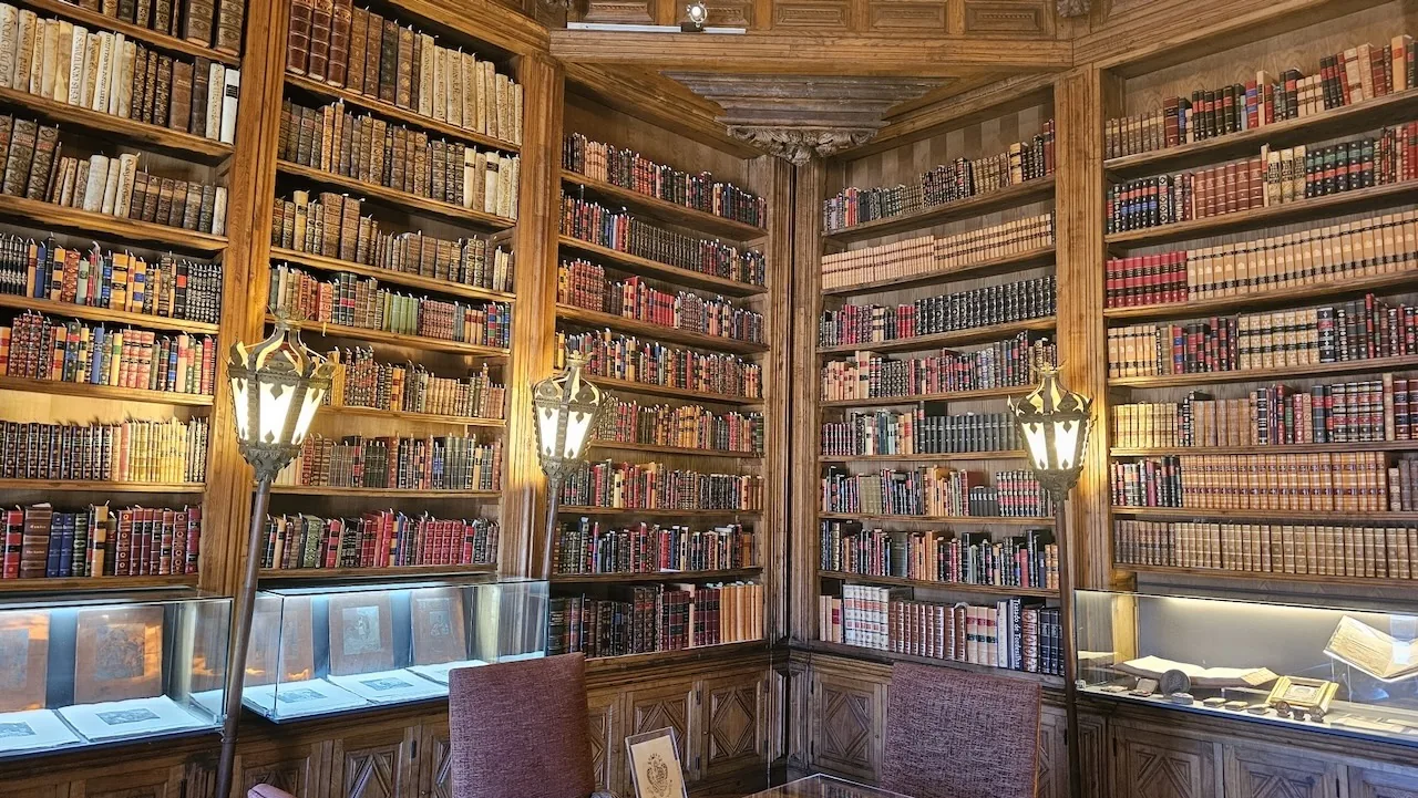 Biblioteca com estantes de livros antigos na Casa de Mateus