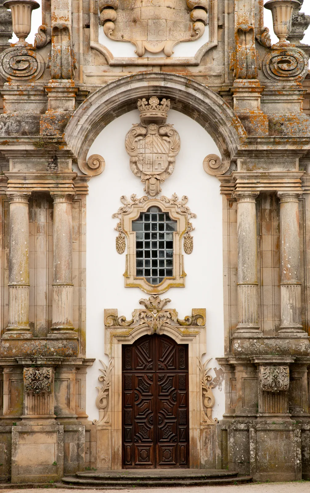 Exterior da capela da Casa de Mateus, com fachada barroca em granito