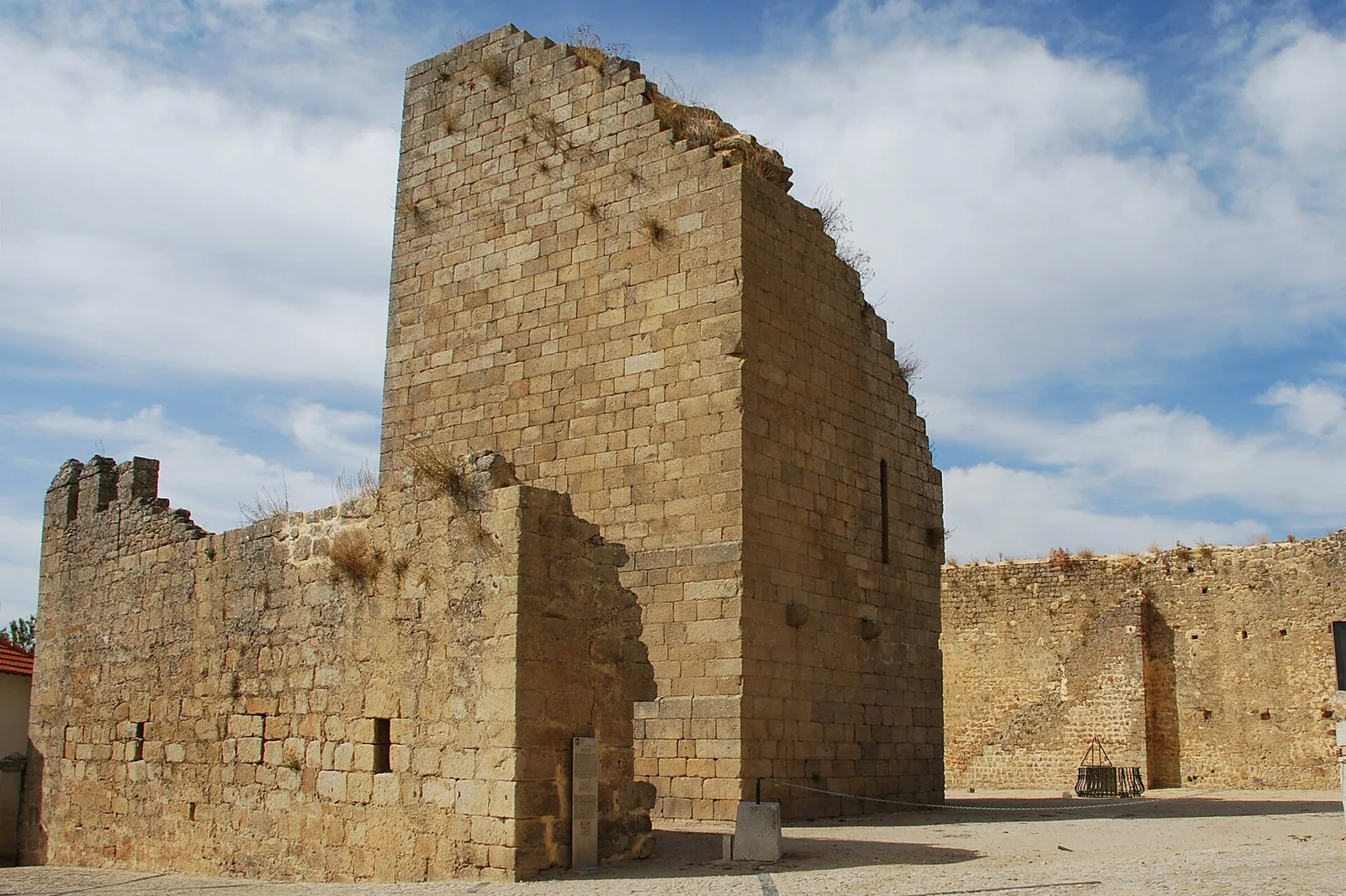 Torre em ruínas do Castelo de Miranda do Douro, com troços de muralha