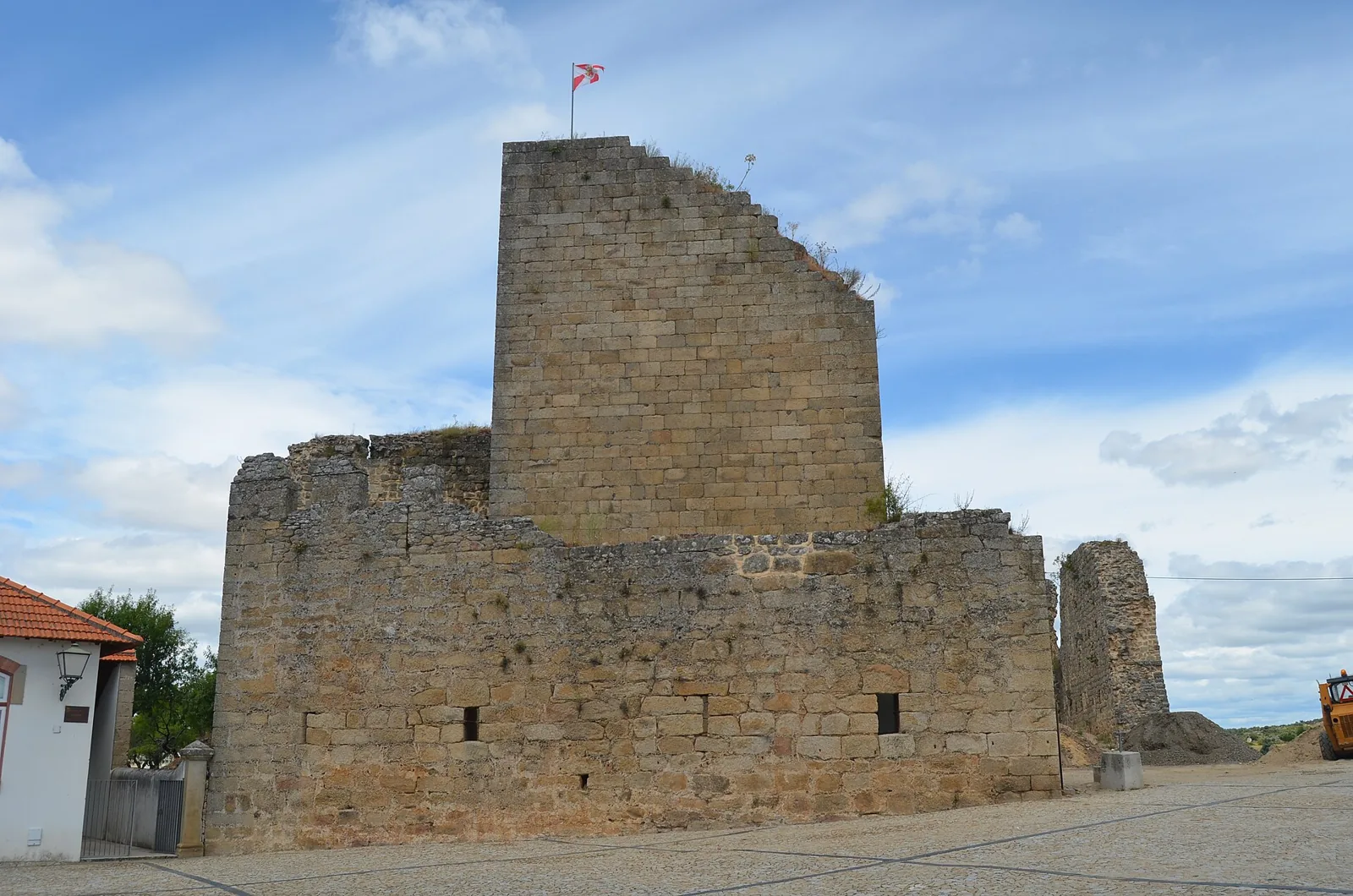 Torre de menagem em ruínas do Castelo de Miranda do Douro, com bandeira