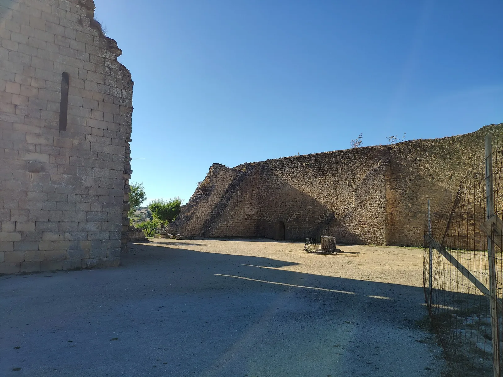 Torre e muralha do Castelo de Miranda do Douro sob céu azul