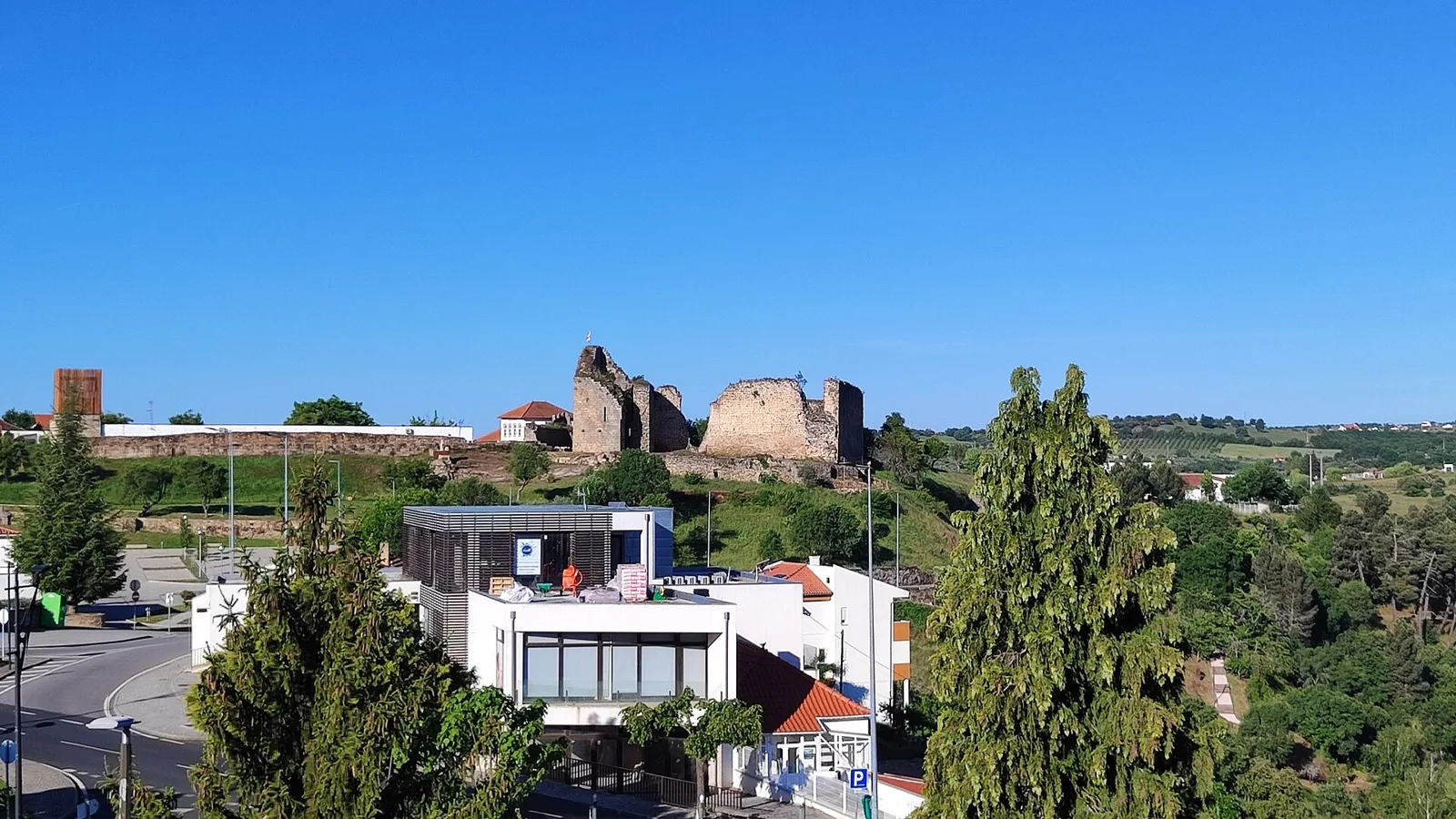 Vista à distância das muralhas e do castelo de Miranda do Douro