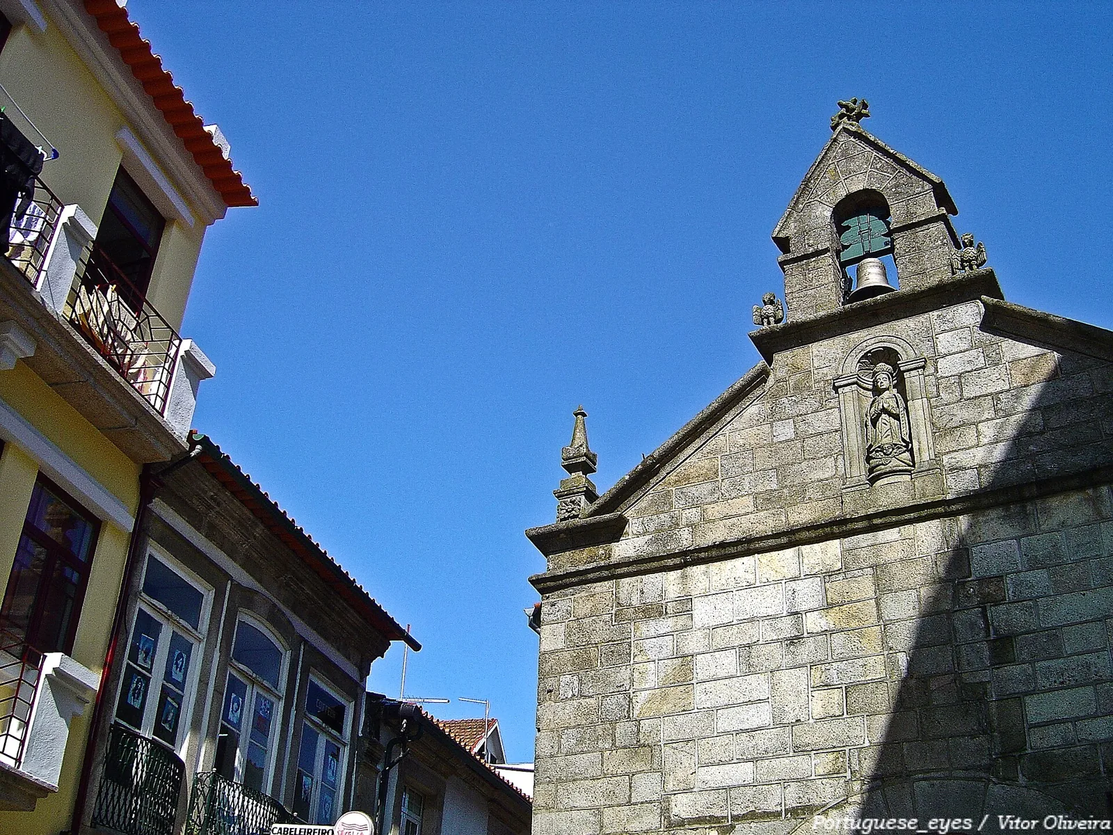 Capela da Santa Casa da Misericórdia de Vila Real, de granito, entre edifícios da cidade