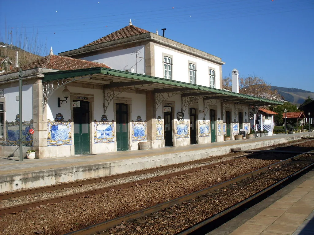 Edifício da Estação Ferroviária do Pinhão visto do cais, com azulejos na fachada