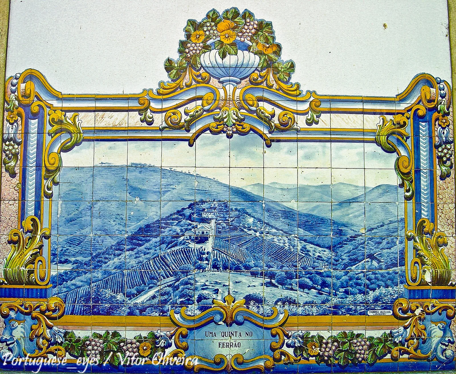 Painel de azulejos da Estação do Pinhão com uma paisagem de vinhas do Douro