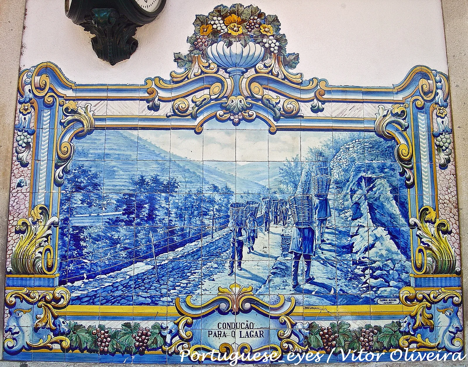 Painel de azulejos da Estação do Pinhão com cena de vindima