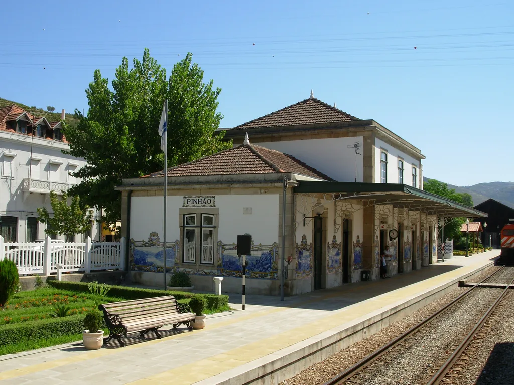 Estação do Pinhão com o jardim e o edifício de passageiros junto à linha
