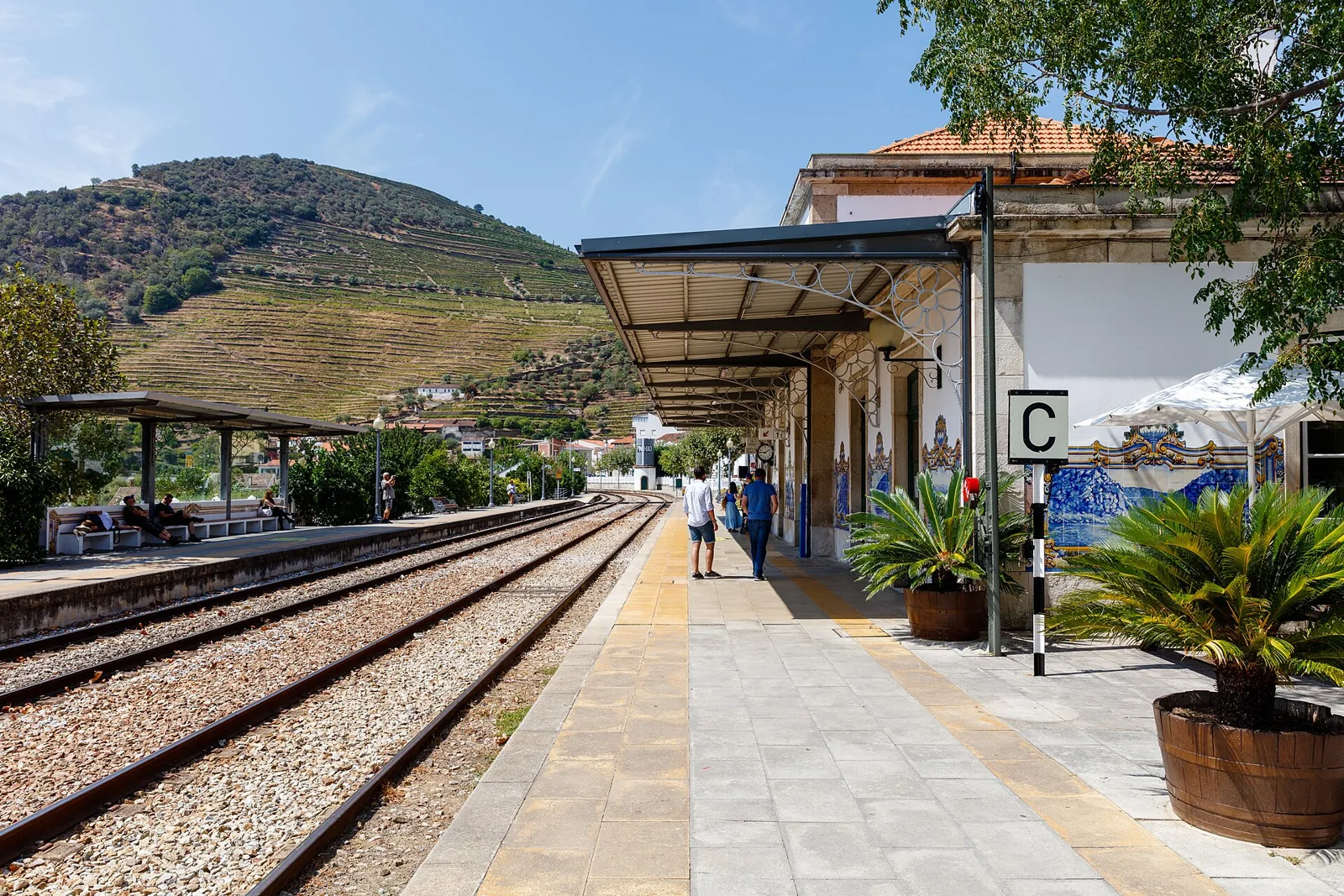 Cais da Estação do Pinhão com cobertura e encostas do vale do Douro ao fundo