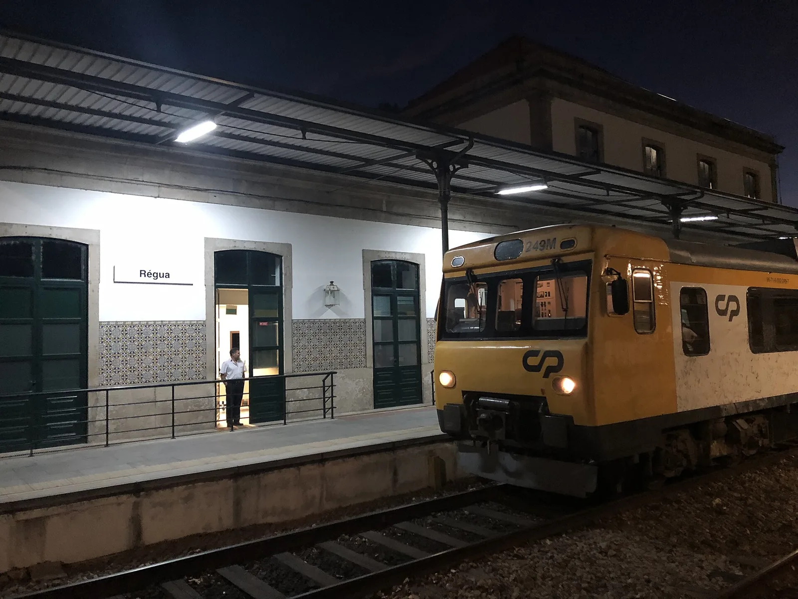 Cais da Estação da Régua à noite, com um comboio da CP a entrar