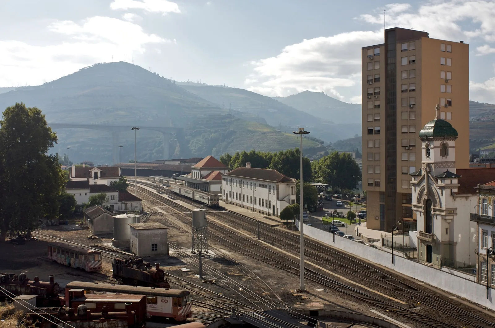 Panorâmica da Estação da Régua em 2010, com vias, edifícios e serra ao fundo