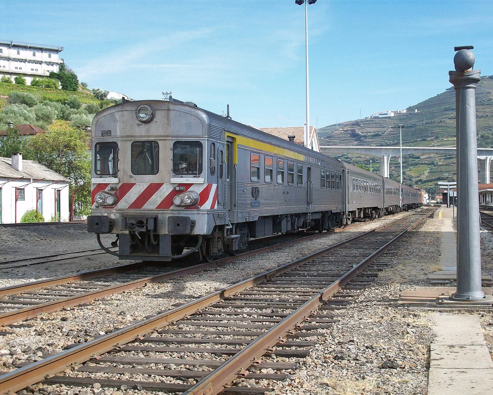 Composição automotora da série 0600 da CP junto ao cais da Estação da Régua