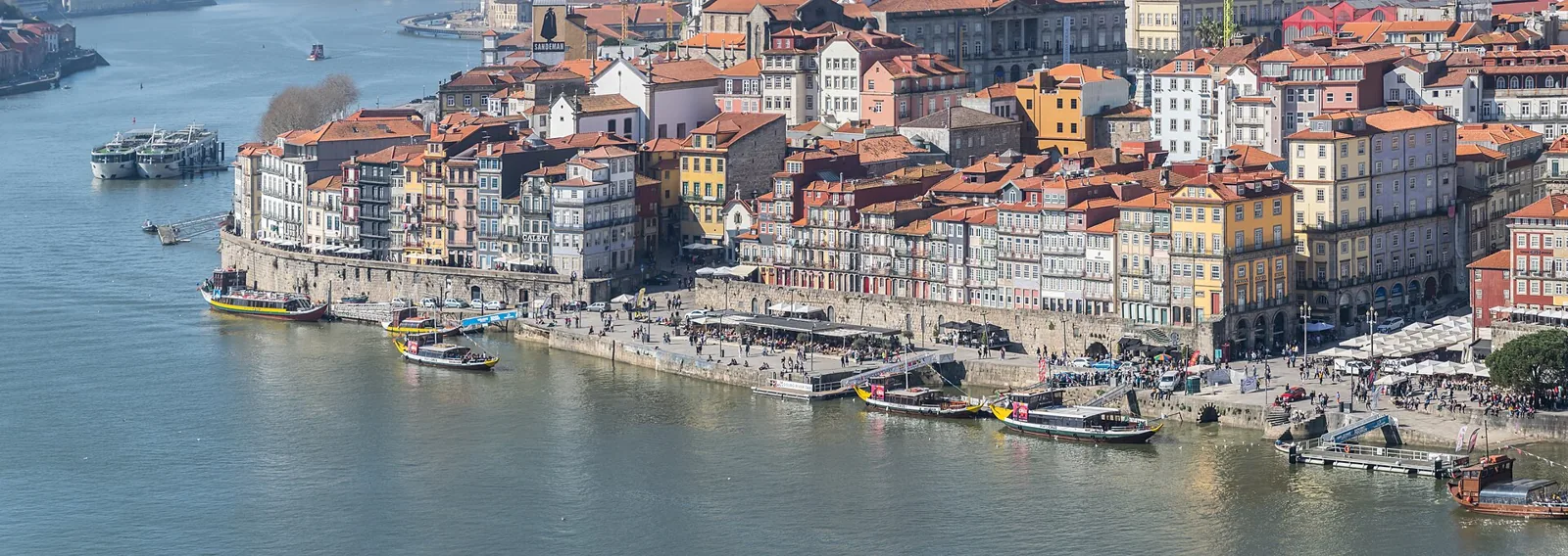 Panorâmica da Ribeira do Porto e do rio Douro a partir do Jardim do Morro