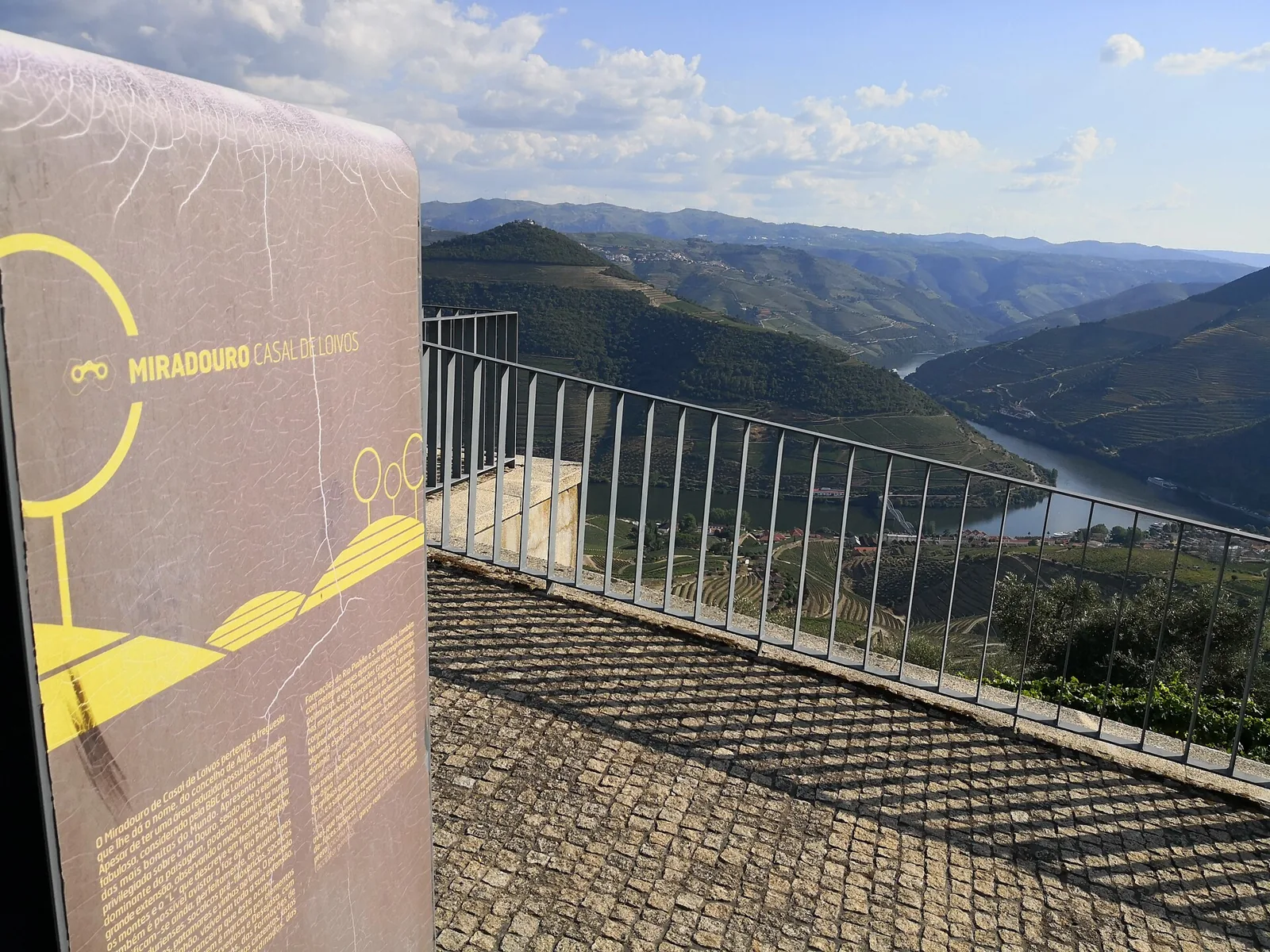 Terrasse des Aussichtspunkts Casal de Loivos mit Infotafel und Blick auf den Douro