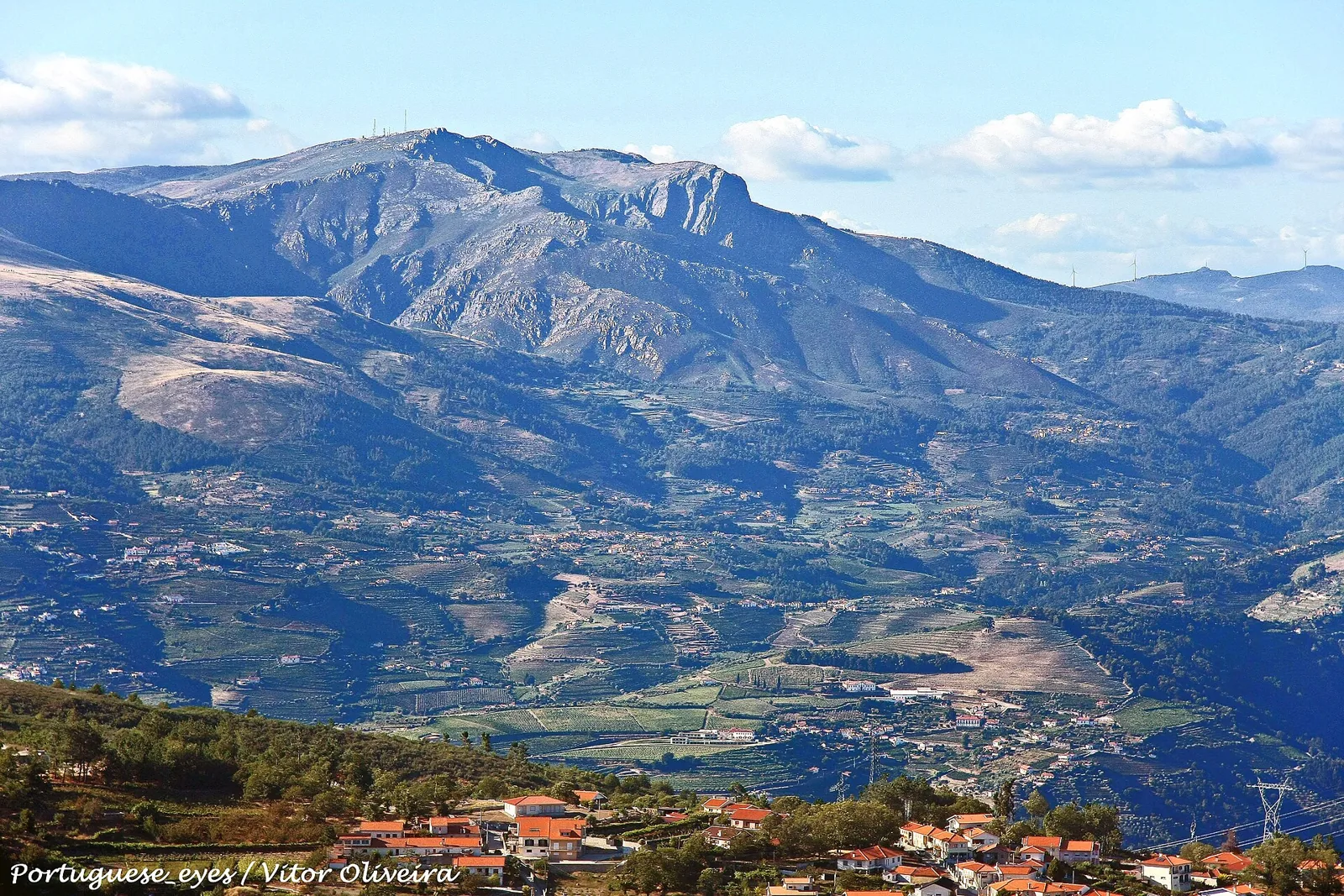 Serra ao longe e povoação, vistas do Miradouro da Boa Vista, Serra das Meadas