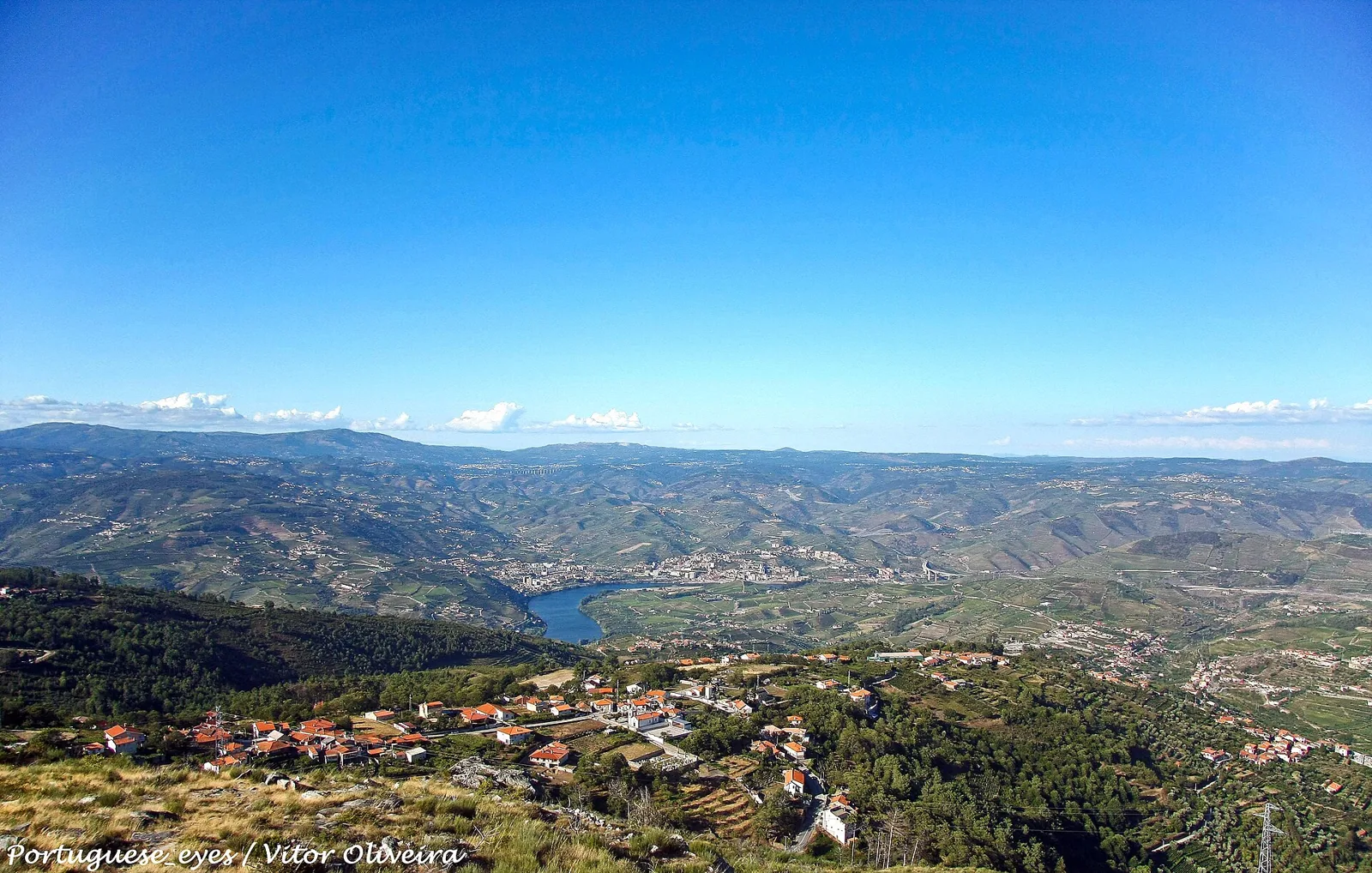 Aldeia e vale do Douro vistos do Miradouro da Boa Vista, Serra das Meadas