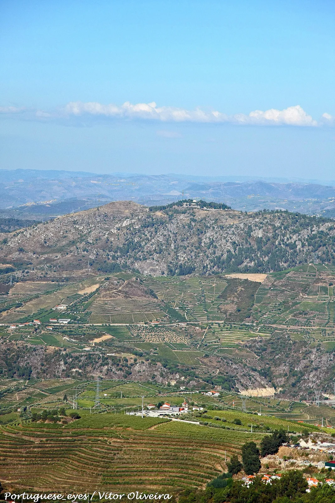 Encostas com socalcos vistas do Miradouro da Boa Vista, Serra das Meadas