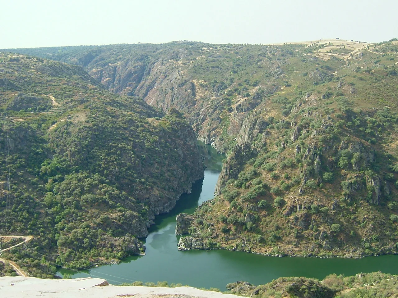 Meandro do Douro encaixado visto do miradouro natural da Fraga do Puio, em Picote