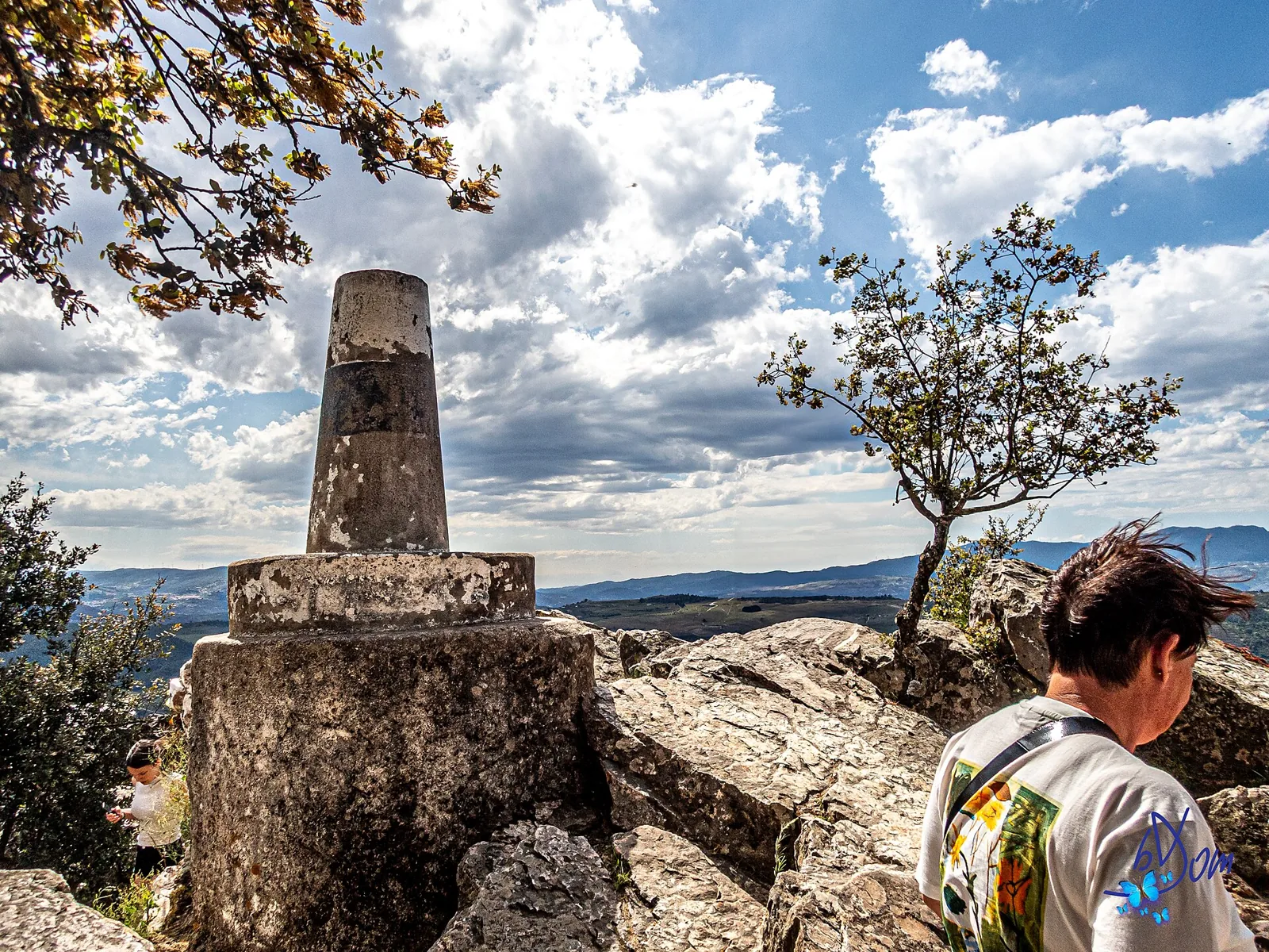 Marco geodésico no Miradouro de São Leonardo da Galafura, com o vale do Douro ao fundo