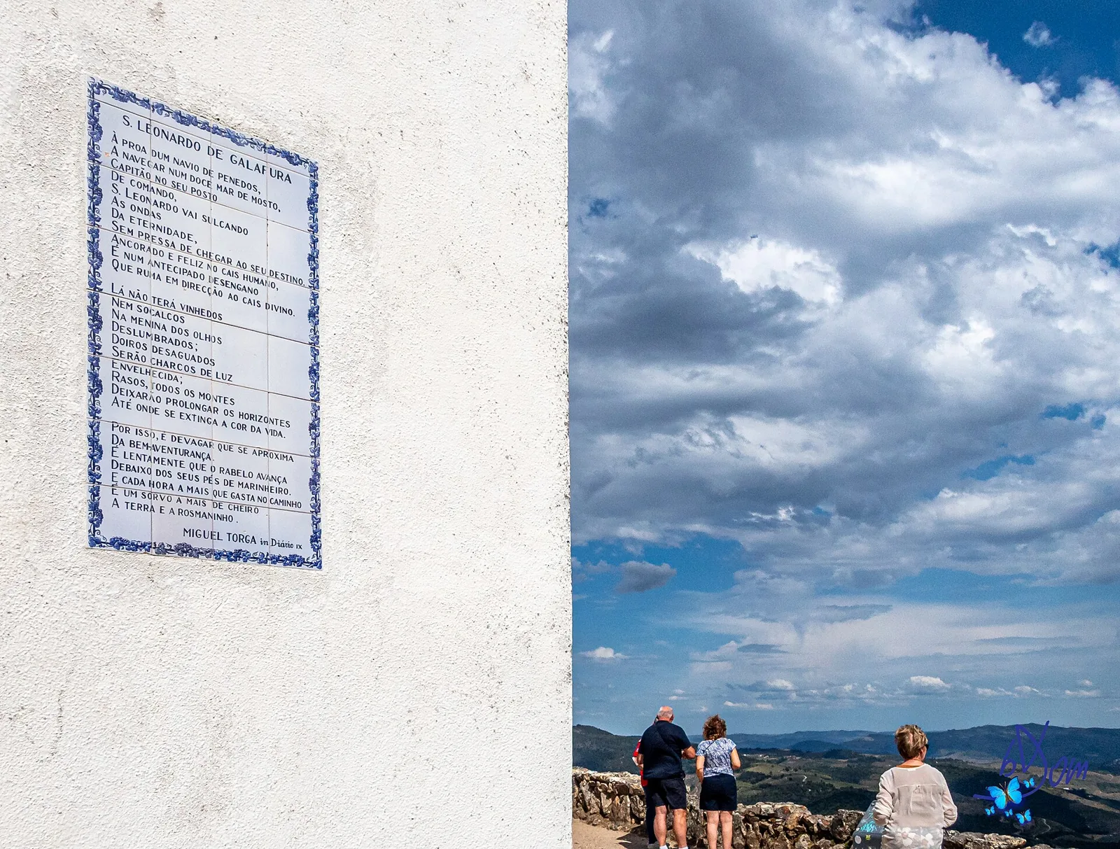 Painel de azulejos com texto de Miguel Torga no Miradouro de São Leonardo da Galafura
