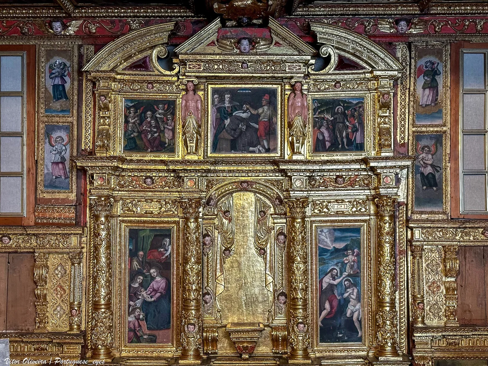 Gilded altarpiece with paintings in the Lamego Museum collection