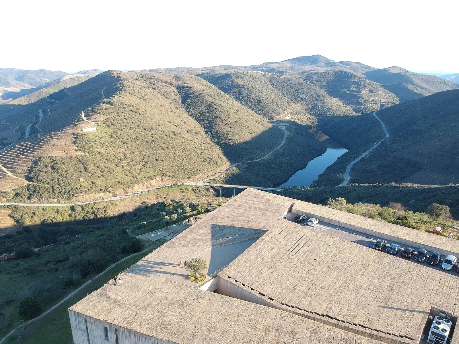 Luftaufnahme des Museu do Côa über dem Douro-Tal