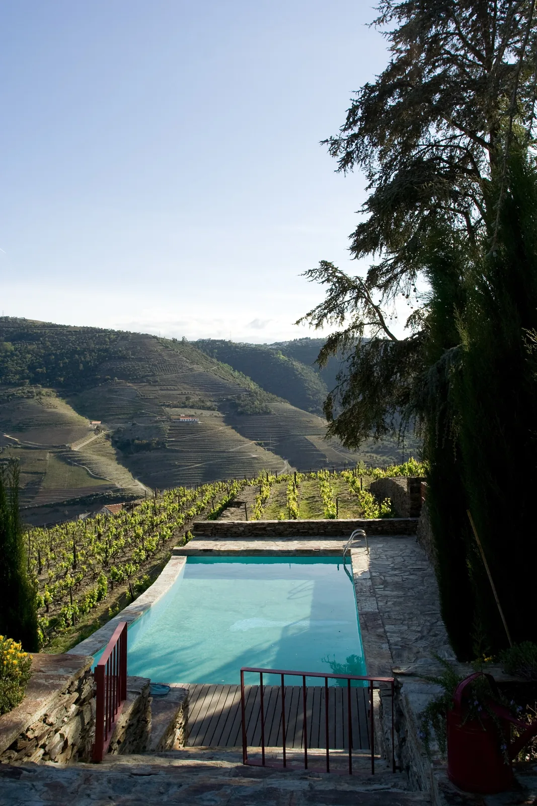 Piscina do hotel da Quinta Nova, com vista sobre o vale do Douro